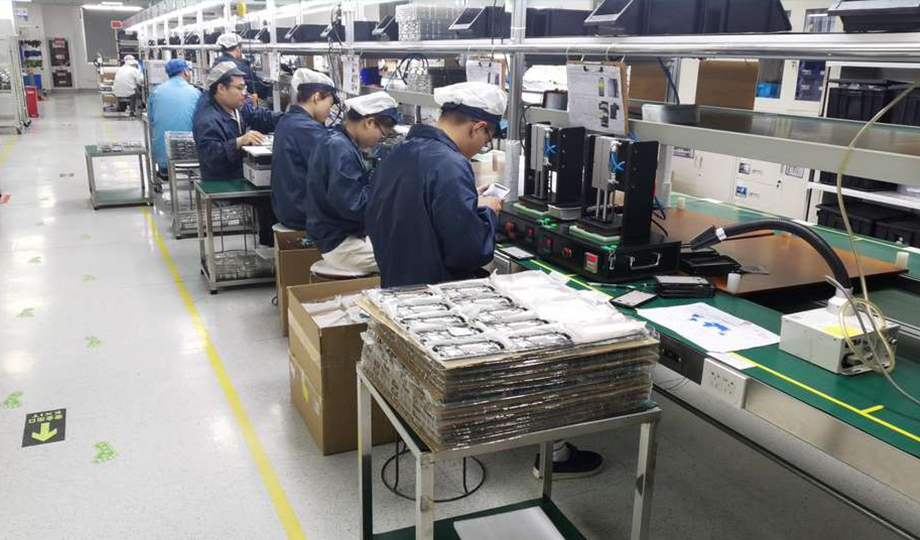 Técnicos da Nanjing Barway Technology Co., Ltd realizando testes no laboratório de P&D, com foco no desenvolvimento de soluções avançadas de aplicação RFID.